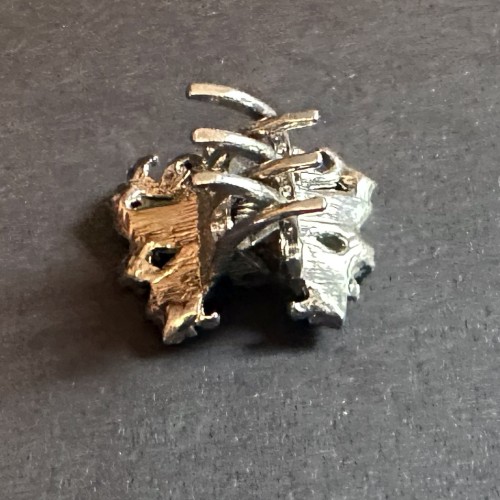 Green butterfly design clip fixing brooch set in silver coloured mount